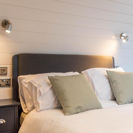The Plough Inn Cabins Ramsden Екстериор снимка