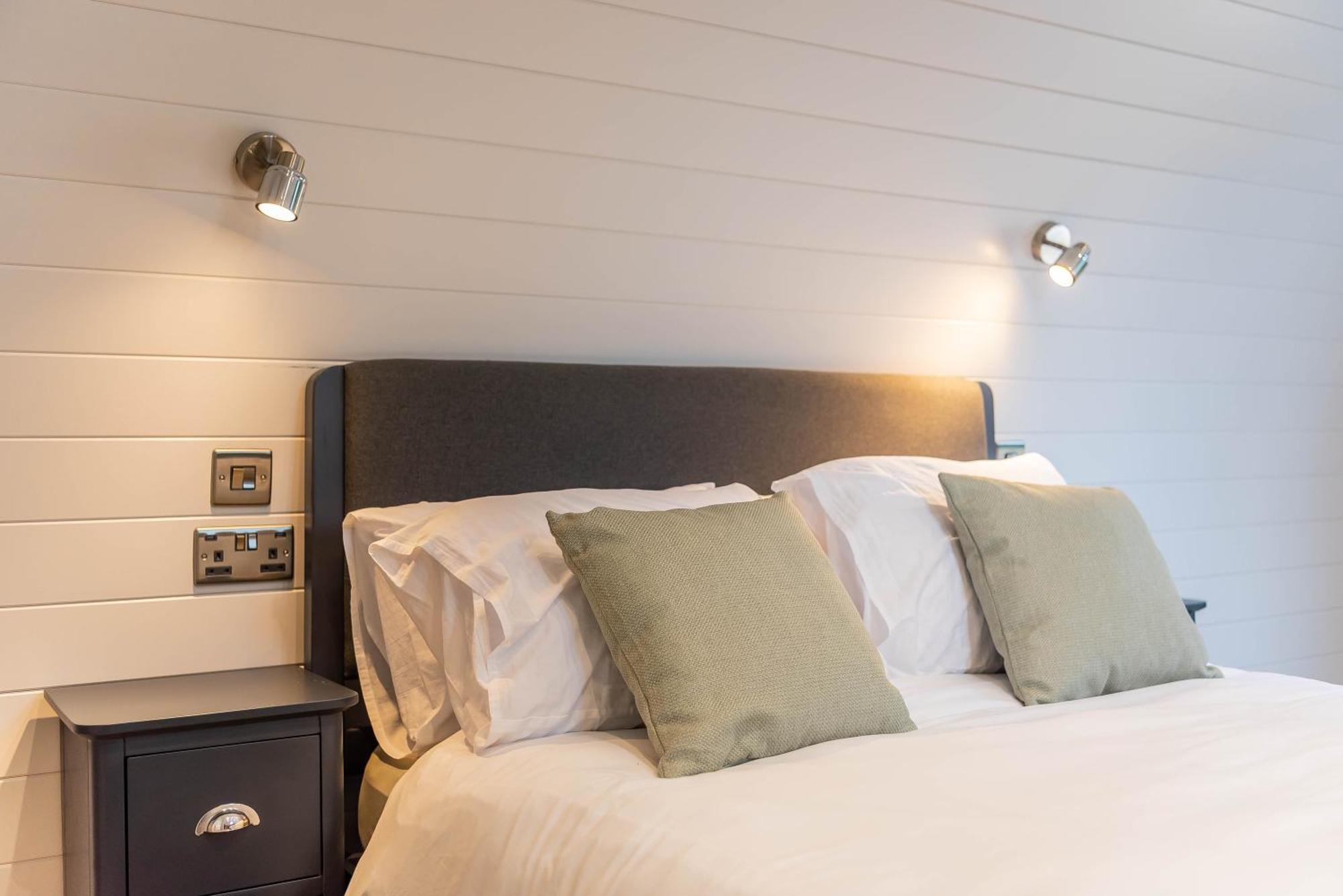 The Plough Inn Cabins Ramsden Екстериор снимка