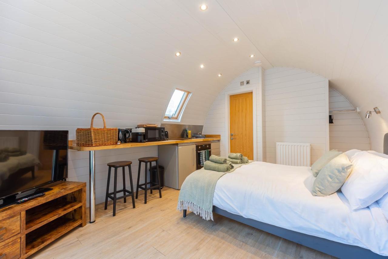 The Plough Inn Cabins Ramsden Екстериор снимка